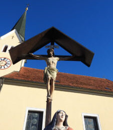 Altes Friedhofskreuz im Kirchhof
